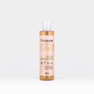 Deze zachte shampoo is geurvrij en vrij van essentiële oliën, met name aanbevolen voor gevoelige hoofdhuid of allergische aandoeningen. eco cg