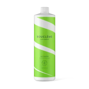 Co-Wash, of conditioner wassen, is een methode om krullend haar te reinigen met een romige reinigingsoplossing, zonder het gebruik van traditionele shampoos die kunnen uitdrogen en de krullen kunnen beschadigen. Bouclème Curl Cleanser is speciaal ontworpen als co-wash die je krullen en hoofdhuid mild reinigt terwijl het de nodige hydratatie en voeding biedt.