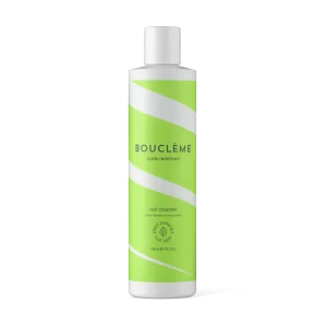 Co-Wash, of conditioner wassen, is een methode om krullend haar te reinigen met een romige reinigingsoplossing, zonder het gebruik van traditionele shampoos die kunnen uitdrogen en de krullen kunnen beschadigen. Bouclème Curl Cleanser is speciaal ontworpen als co-wash die je krullen en hoofdhuid mild reinigt terwijl het de nodige hydratatie en voeding biedt.