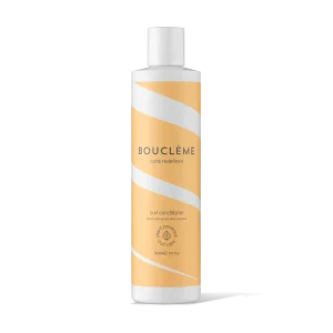 Laat je krullen opbloeien met de Bouclème Curl Conditioner, een hydraterende wonder voor je krullen. Deze unieke formule voedt je haar intensief en zorgt voor prachtige, veerkrachtige krullen zonder het te verzwaren.