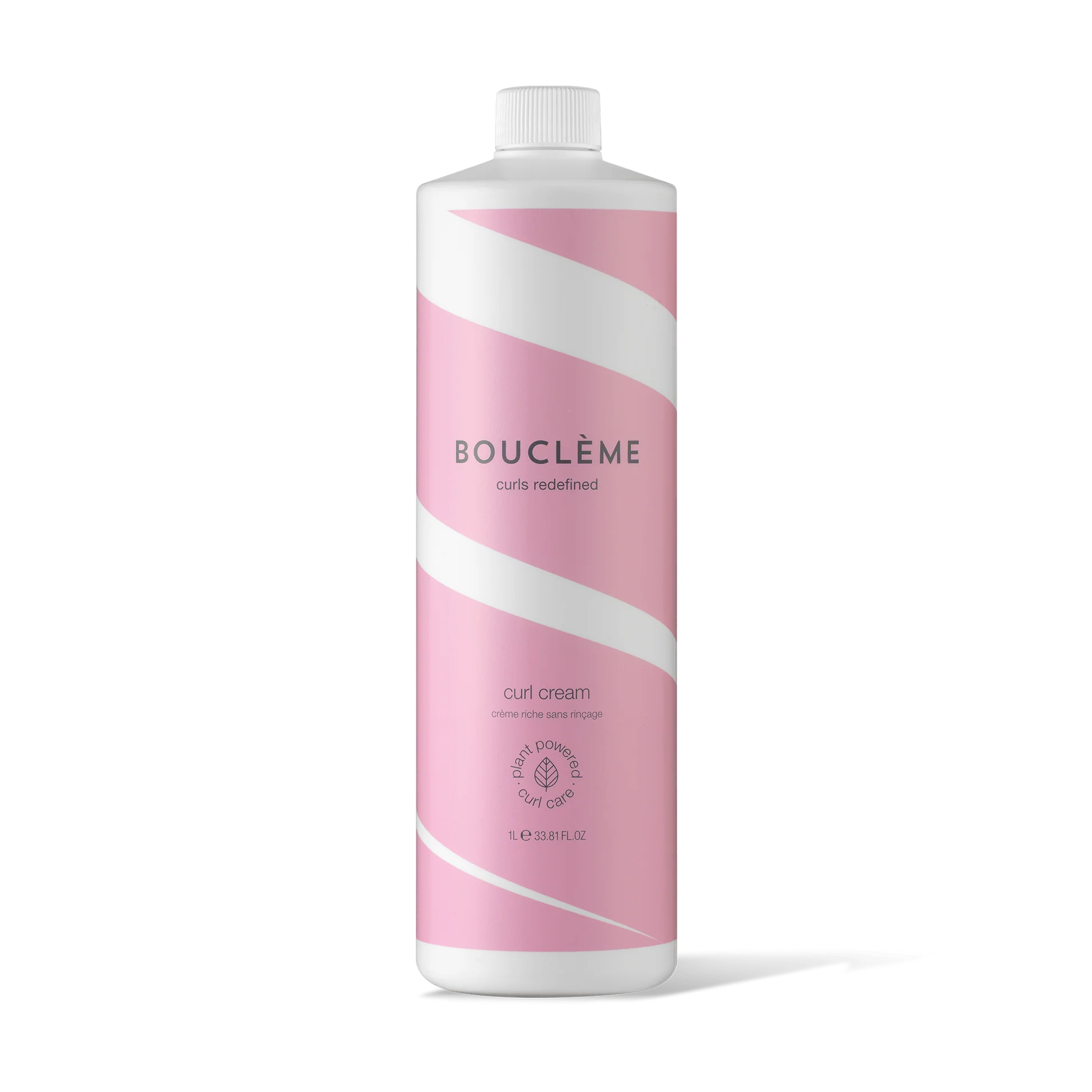 De Bouclème Curl Cream is je geheime wapen tegen droog en pluizig haar. Gemaakt met vochtbestendige kukui notenolie, kokosnoot-fruit extract en super conditioning oliën van kokosnoot en castor, biedt deze leave-in soft hold-crème de ideale verzorging voor alle krultypen.