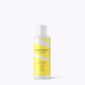 Bouclème Curl Defining Gel is jouw oplossing voor perfect gedefinieerde en gehydrateerde krullen. Deze vochtinbrengende gel zorgt voor een zachte en naadloze definitie, zonder schilfers of plakkerig gevoel, en garandeert een blijvende, sprankelende glans.