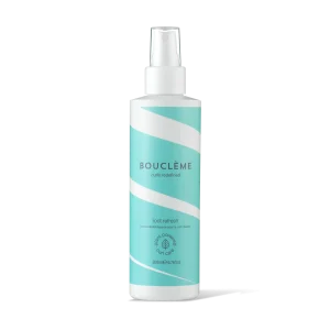 De Bouclème Root Refresh is jouw geheime wapen voor frisse, levendige krullen tussen de wasbeurten door. Deze innovatieve spray revitaliseert niet alleen je krullen, maar zorgt ook voor een gehydrateerde, kalme hoofdhuid, waardoor je krullen er altijd op hun best uitzien.