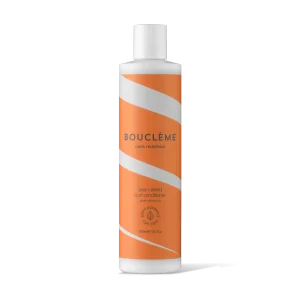 Ervaar een revolutionaire conditioner die actief werkt om je krullen te definiëren en te beschermen tegen vocht. De Bouclème Seal + Shield Curl Conditioner, met een volume van 300 ml, is speciaal ontworpen om je haar de ultieme zachtheid en hydratatie te bieden, terwijl het een beschermend schild vormt tegen kroezen, zodat je elke dag klaar bent om te stralen.