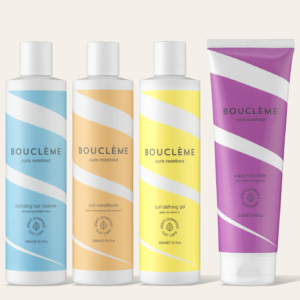 Afbeelding van de Bouclème producten uit de speciale deal voor golvend haar en losse krullen. De set bevat Hydrating Hair Cleanser, Curl Conditioner, Curl Defining Gel en Super Hold Styler, netjes gerangschikt en klaar om je krullen te transformeren. Deze producten zijn perfect afgestemd op de behoeften van natuurlijke krullen, waardoor ze de ideale keuze zijn voor liefhebbers van de CG Methode
