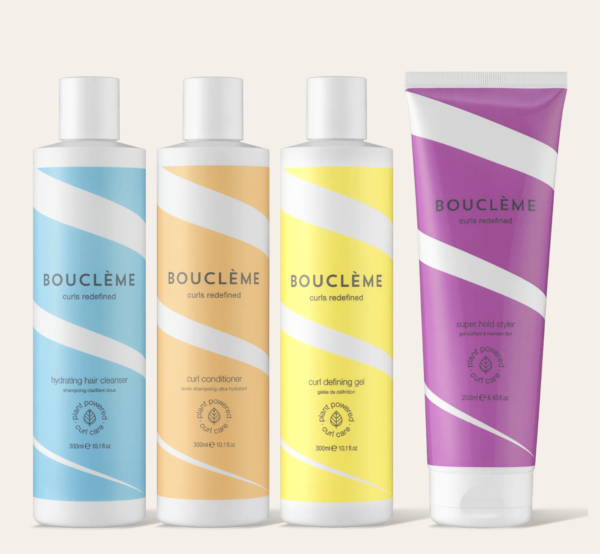 Afbeelding van de Bouclème producten uit de speciale deal voor golvend haar en losse krullen. De set bevat Hydrating Hair Cleanser, Curl Conditioner, Curl Defining Gel en Super Hold Styler, netjes gerangschikt en klaar om je krullen te transformeren. Deze producten zijn perfect afgestemd op de behoeften van natuurlijke krullen, waardoor ze de ideale keuze zijn voor liefhebbers van de CG Methode