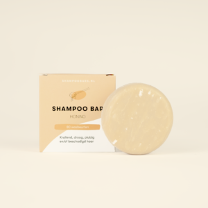 Verwen je krullen met de ShampooBars Shampoo Bar Honing, een vegan wonder voor droog, pluizig, en krullend haar. Rijk aan natuurlijke ingrediënten zoals proteïne, sheabutter, en kokosolie, biedt het de perfecte verzorging voor prachtige, veerkrachtige krullen zonder het gebruik van schadelijke stoffen. Ontdek hoe deze shampoo bar jouw haar transformeert, passend binnen de Curly Girl Methode.