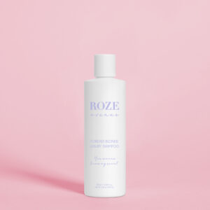 Verlicht je blonde haar met Roze Avenue Forever Blonde Luxury Shampoo. Neutraliseer ongewenste geel-oranje tinten, hydrateer en versterk je haar met deze vegan en dierproefvrije shampoo. Beschikbaar in 50ml, 250ml, en 1L, perfect voor elke blondine die haar kleur langdurig wil behouden.